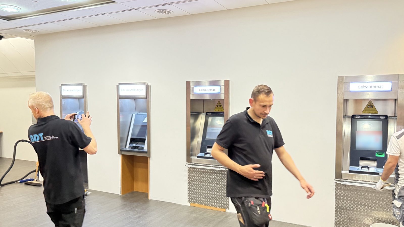 Neu aufgebaute Geldautomaten in einer Bankfiliale