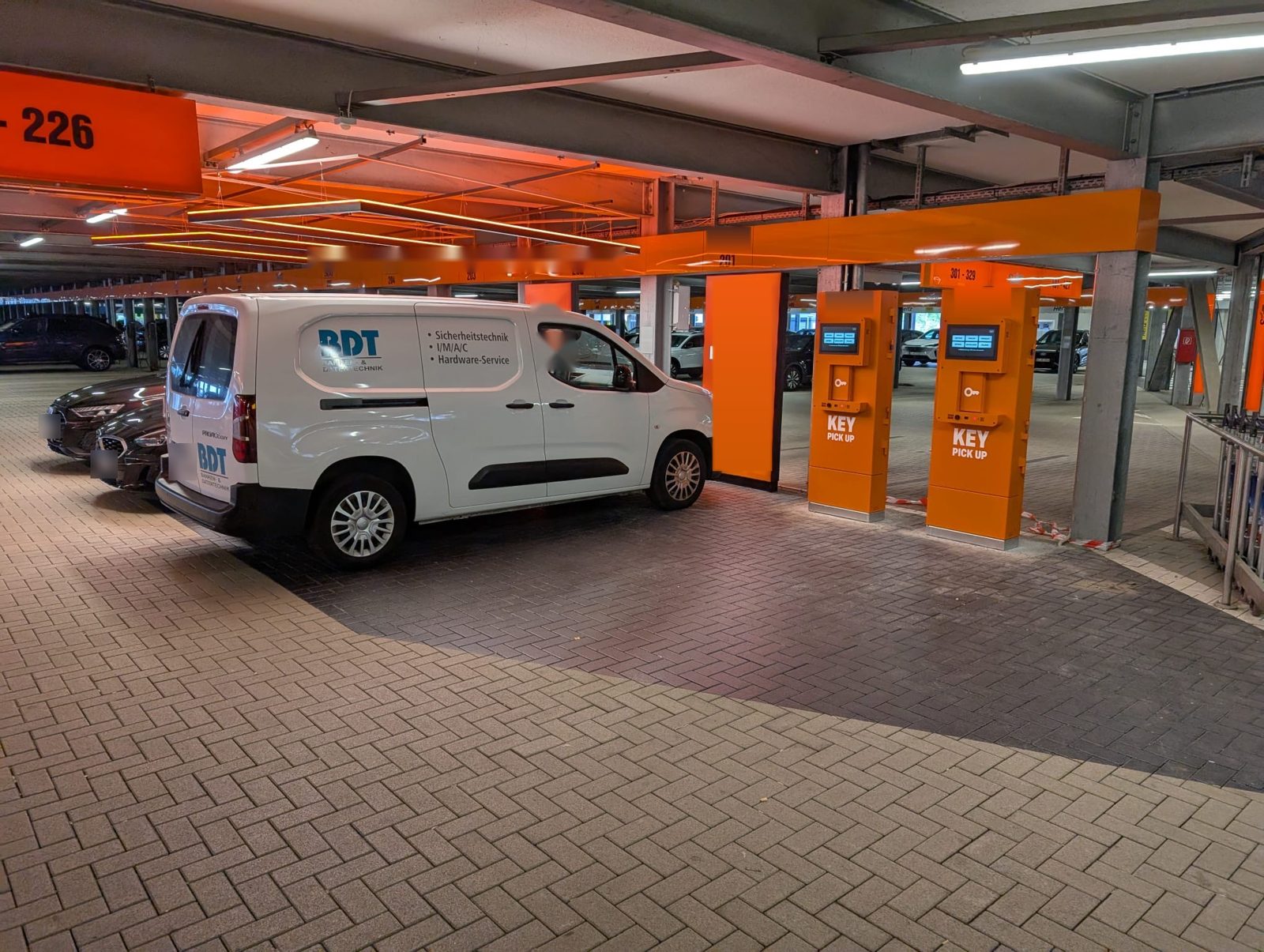 Installierte Schlüsselautomaten an einer Mietwagenstation
