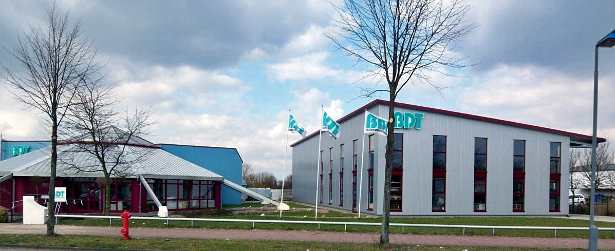 Firmensitz der BDT GmbH mit Firmenflaggen